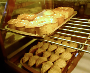 varios productos derivados del plan siendo sacados del horno con una bandeja especial