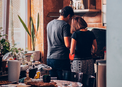 pareja_cocinando_de_espaldas