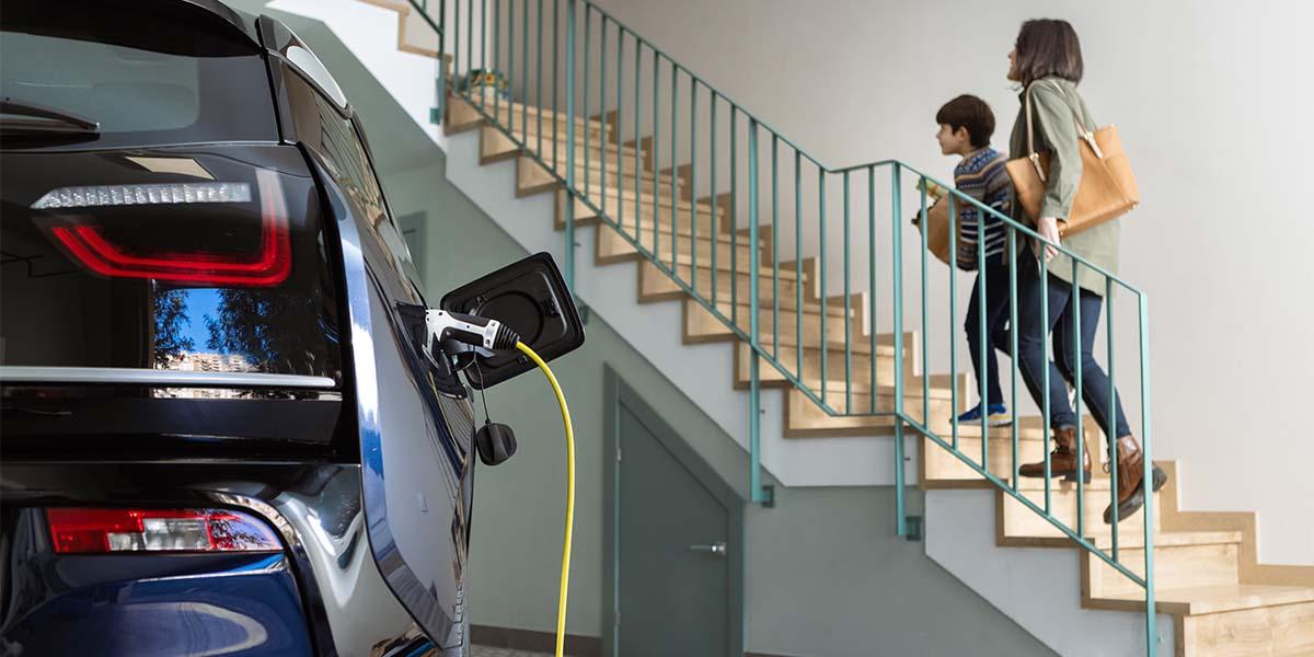 potencia de luz necesaria para cargar el coche eléctrico en tu hogar