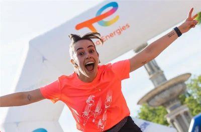 chica corriendo en la carrera de la mujer