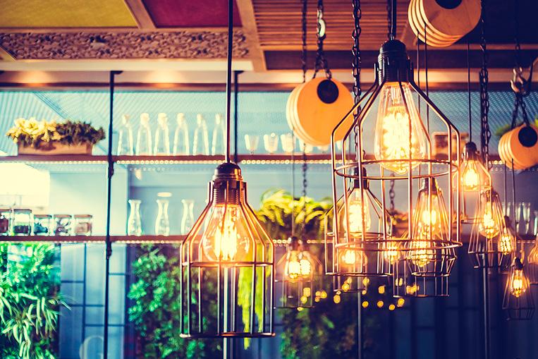 lámparas encendidas de un restaurante.