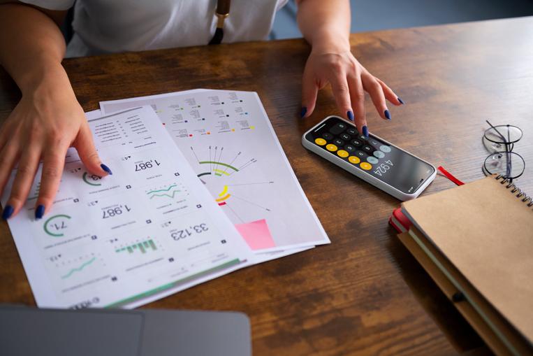 empresaria calculando la tarifa de la luz de su negocio
