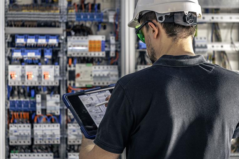 profesional revisando la instalación eléctrica de la fábrica